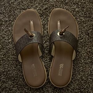 Size 7 MK flip flops in excellent condition